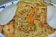 63. Bami Goreng, gebratene Nudeln mit Huhn, Schwein und Krabben 4) A) B) C) D)