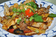 107. Shap Kom: Krabben, Huhn, Rind, Schwein und versch. Gemüsesorten, scharf 4) B) C) F)