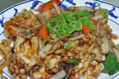 112. Gebratener Tintenfisch nach Art des Hauses, pikant gewürzt, scharf 4) B) F)