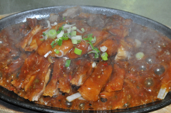 118. Geröstete Ente, Szechuan-Art, scharf, serviert auf heißer Gußplatte 4) A) F)