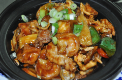 117. Tofu mit Krabben, Huhn, Rind, Schwein u. versch. Gemüse, in heißem Topf 4) B) C) F)