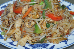 126. Gebratene Reisnudeln mit Hühnerfleisch 4) C) F)