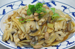24. Hühnerfleisch mit Mandeln 4) C) F)