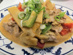 34. Schweinefleisch mit Curry, scharf 4) C) D)