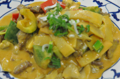 42. Rindfleisch mit Curry, scharf 4) C) D)