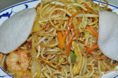 63. Bami Goreng, gebratene Nudeln mit Huhn, Schwein und Krabben 4) A) B) C) D)
