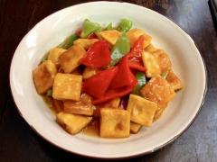 75. Gebratener Tofu, süß-sauer, scharf